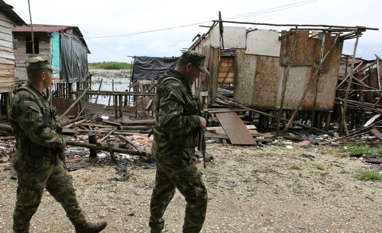 También indica la integración de «Los Shottas»
 – Primer plano