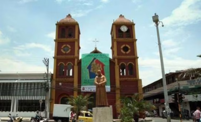 El doloroso grito de la madre por la prótesis de su hijo, después de perder el hombro debido a la parálisis eléctrica, cuando liberó el cometa en el valle

 – Primer plano