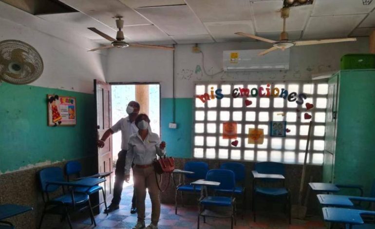 El juez niega que el tutenage trabaje en ocho escuelas y órdenes del distrito para continuar trabajando

 – Primer plano