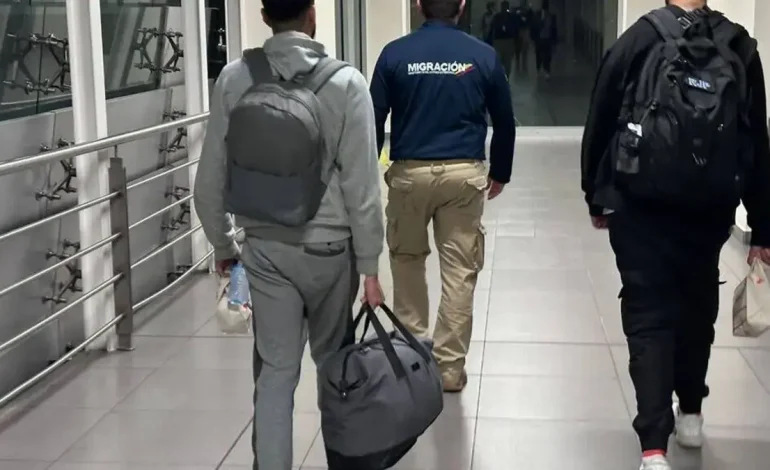 Tenía un interpol circular rojo

 – Primer plano