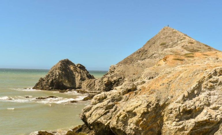 Encuentran dos cuerpos con signos de violencia en la playa.

 – Primer plano