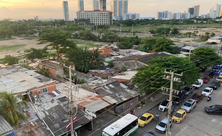 El Ayuntamiento de Cartagen comienza el desalojo de la invasión de talleres en Chambacú y recupera los bienes raíces en los que operará el complejo deportivo y cultural.

 – Primer plano