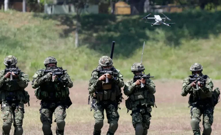 Este es un departamento en equipos contrarrestando grupos armados

 – Primer plano