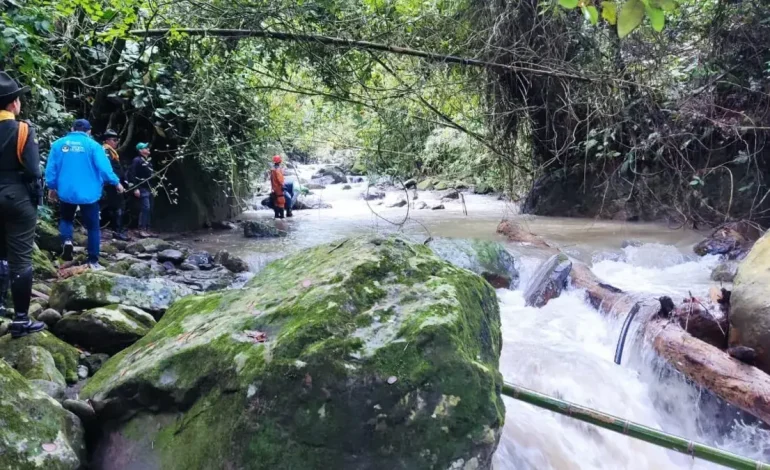 El desfiladero abrazó a la familia y deja a cuatro personas muertas y desaparece.

 – Primer plano