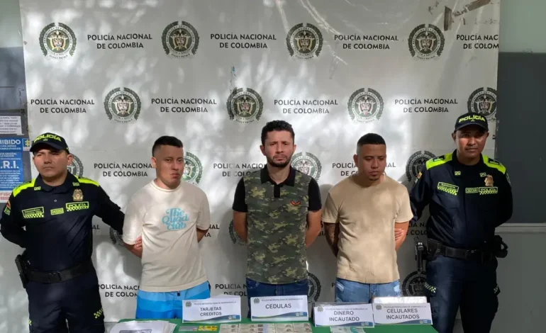 Tenían 54 tarjetas, tarjetas bancarias y tarjetas sim para fraude informático en Barranquilla

 – Primer plano