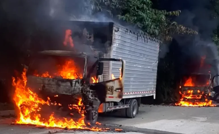 Los hombres armados queman varios vehículos de carga en la carretera Quibdó-Pereira

 – Primer plano