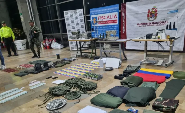 Después de los ataques en Medellín, las autoridades confirman el descubrimiento uniforme de la fábrica para los disidentes de FARC y capturando el apodo «tío» en acción

 – Primer plano