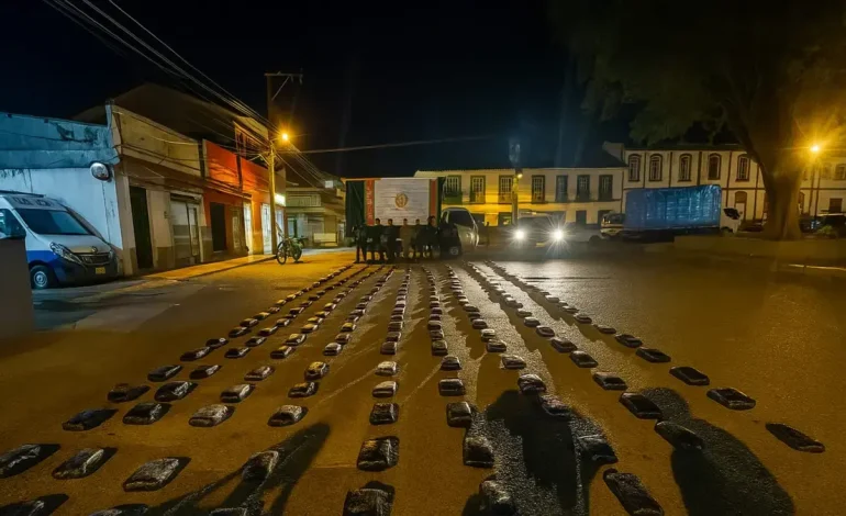 En otra operación, ella cayó la mitad del tono más
 – Primer plano