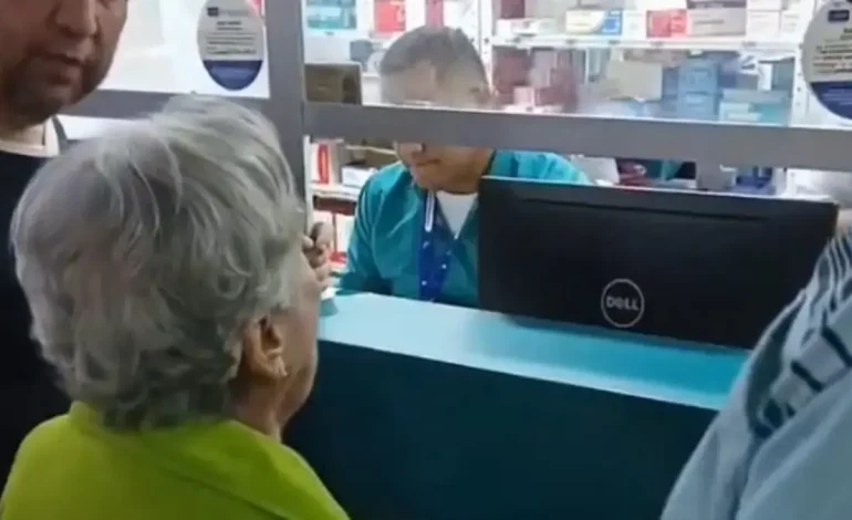 La abuela grita «asesinos» en el dispensar de Famisanar EPS y New EPS, intervino por el gobierno de Petro, después de rechazar su medicina.

 – Primer plano