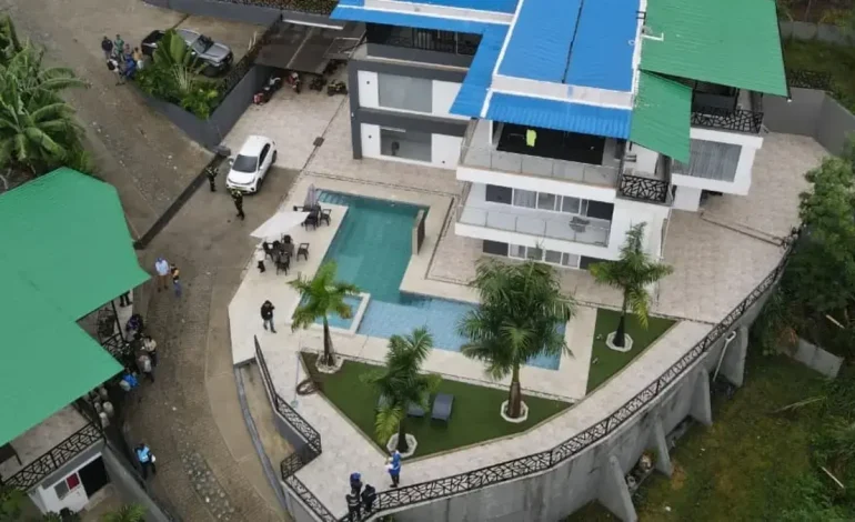 Consecuencias para los invasores de la tierra del tamaño del estadio de Guerrero Pascual: no hubo cambios, sino una residencia con un jacuzzi y una piscina en Cali

 – Primer plano