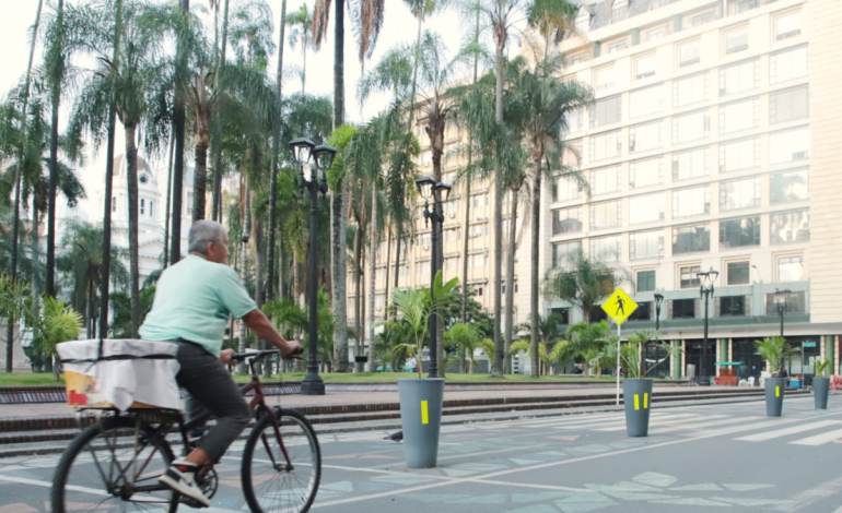 Un día sin automóvil y sin motocicletas en todo

 – Primer plano