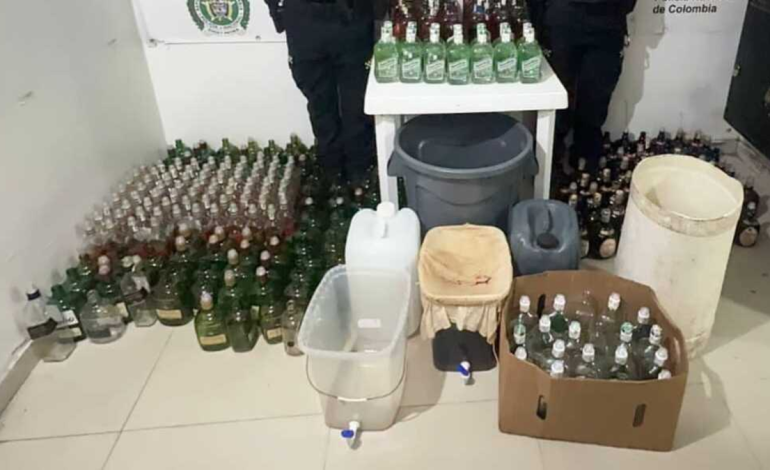 Sorprendieron mucho alcohol falsificado en la nieve: tenían un alambre y botellas hechas a mano listas para su distribución.

 – Primer plano