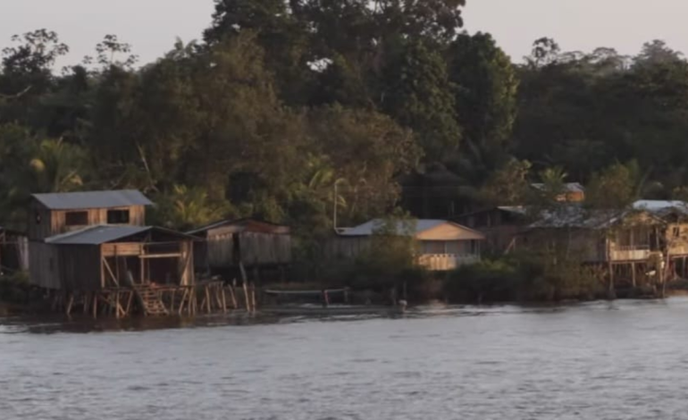 Abrazo y desplazamiento del almacenamiento en un charco

 – Primer plano