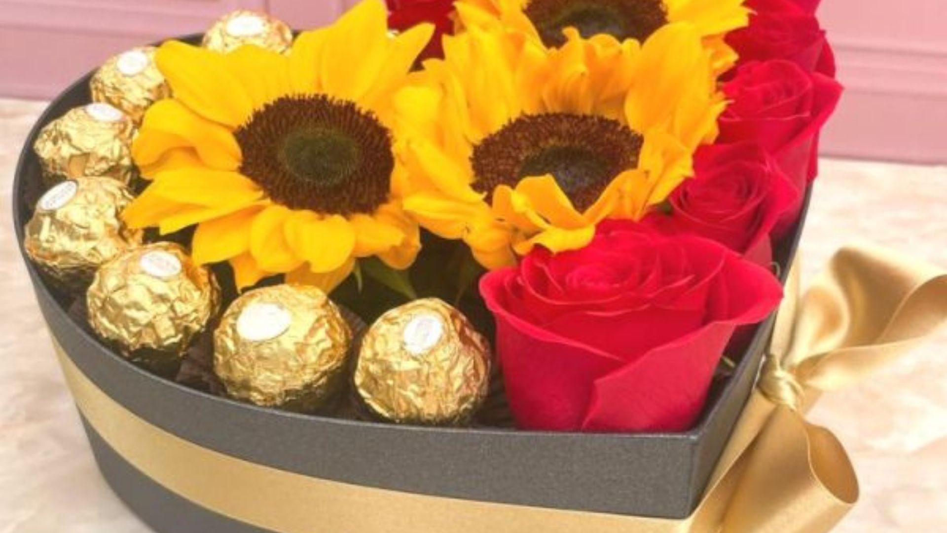 Así, la economía se está moviendo durante la celebración del amor y la amistad.

 – Primer plano