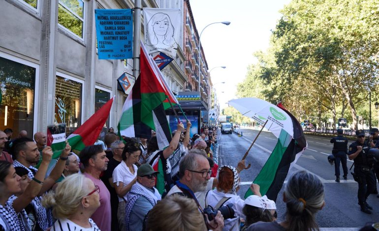 Las protestas en Madrid evitan la ceremonia de podio de la gira de España
 – Primer plano