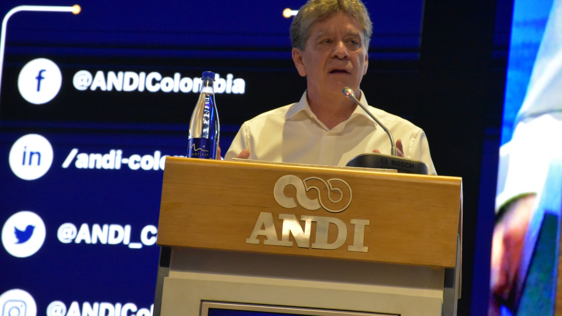 Andi se refiere a las consecuencias que una descripción podría traer

 – Primer plano