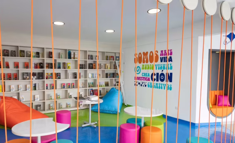 El abogado español Pau Ventura, después de inaugurar su primera biblioteca en el este de todo

 – Primer plano