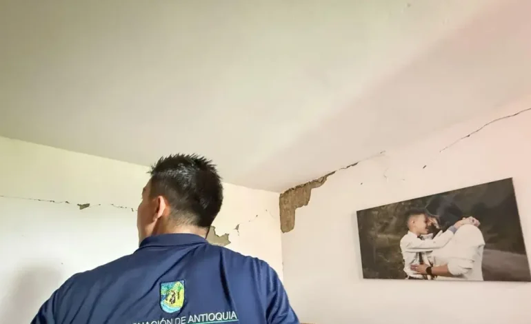 Las autoridades hacen una presencia en los municipios afectados por un terremoto

 – Primer plano