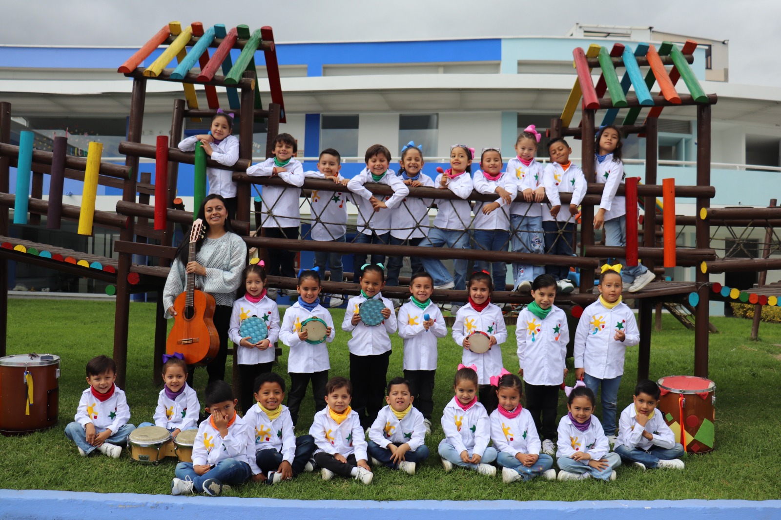 Rainbow Band ilumina con su música

 – Primer plano