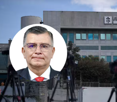 Presunta actuación de corrupción al Jefe de UNGR de José Ricardo Hurtado de UNGR.
 – Primer plano