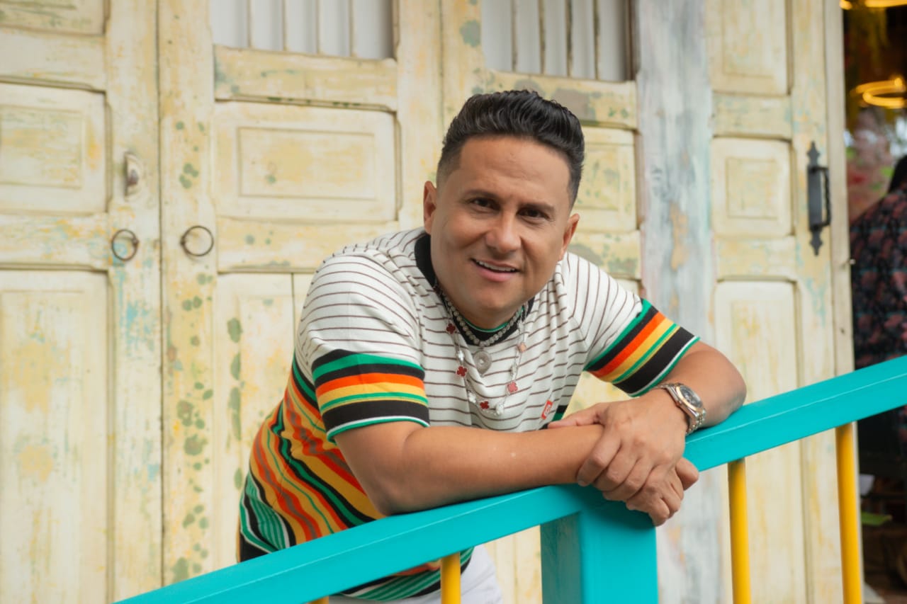 Osmar Pérez lo da la bienvenida a fin de año con su «Mix Natillero»

 – Primer plano