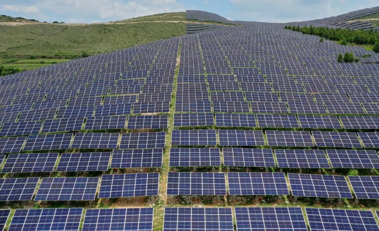 Por qué China instaló paneles solares en la meseta más alta del mundo

 – Primer plano