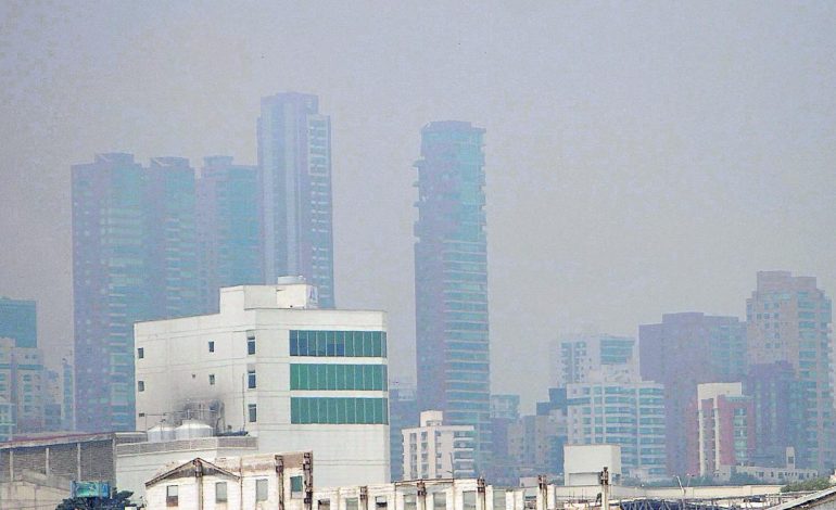 Vecinos de Barranquilla se quejan reiteradamente de problemas respiratorios provocados por el humo y las cenizas

 – Primer plano