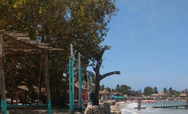 El derrumbe de un quiosco de madera en una playa de Cartagena hirió a 15 personas y expuso los riesgos asociados a estas estructuras irregulares utilizadas para el turismo

 – Primer plano