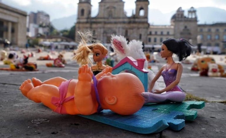 Luego de cinco días de luchar por su vida en terapia intensiva, Gretel Sofía, una niña de 9 años, murió producto de una bala perdida en el barrio Villa Fanny de Cartagena.
 – Primer plano