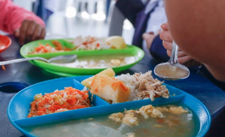 Más de 30 niños enfermaron después de almorzar.
 – Primer plano