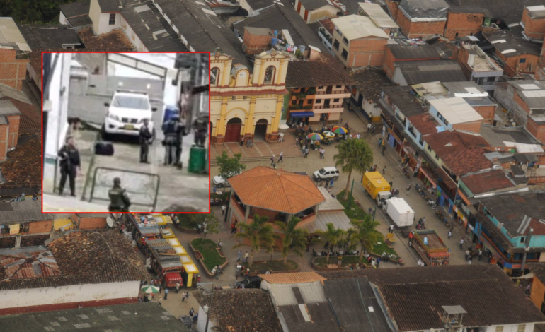 Autoridades revisan un presunto artefacto explosivo en la Cámara de Justicia de Añorí en Antioquia, cerca de la comisaría
– Primer plano