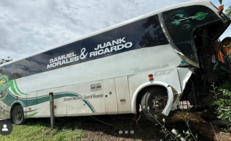 Susto vial: el autobús de Samuel Morales y Juan Ricardo se estrella en la comuna de San Alberto
 – Primer plano