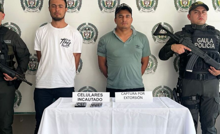 Tenía una circular azul de Interpol.

 – Primer plano