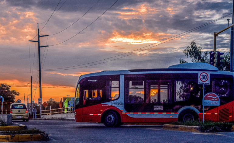 En medio de la crisis, el distrito de Cartagena comprará 55 nuevos autobuses para reemplazar la dañada flota de Transcaribe, seis de los cuales serán equipados con tecnología eléctrica
 – Primer plano