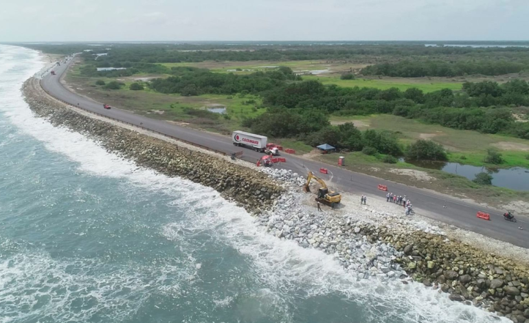 El río y el mar amenazan a las comunidades y la movilidad.
– Primer plano