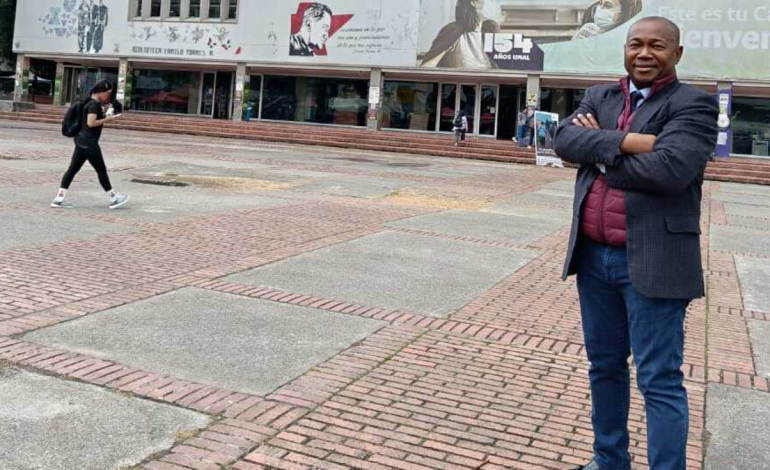 Tras una carrera académica en el mundo de la economía, el exfutbolista del Pacífico intenta dejar su huella en el panorama nacional
– Primer plano