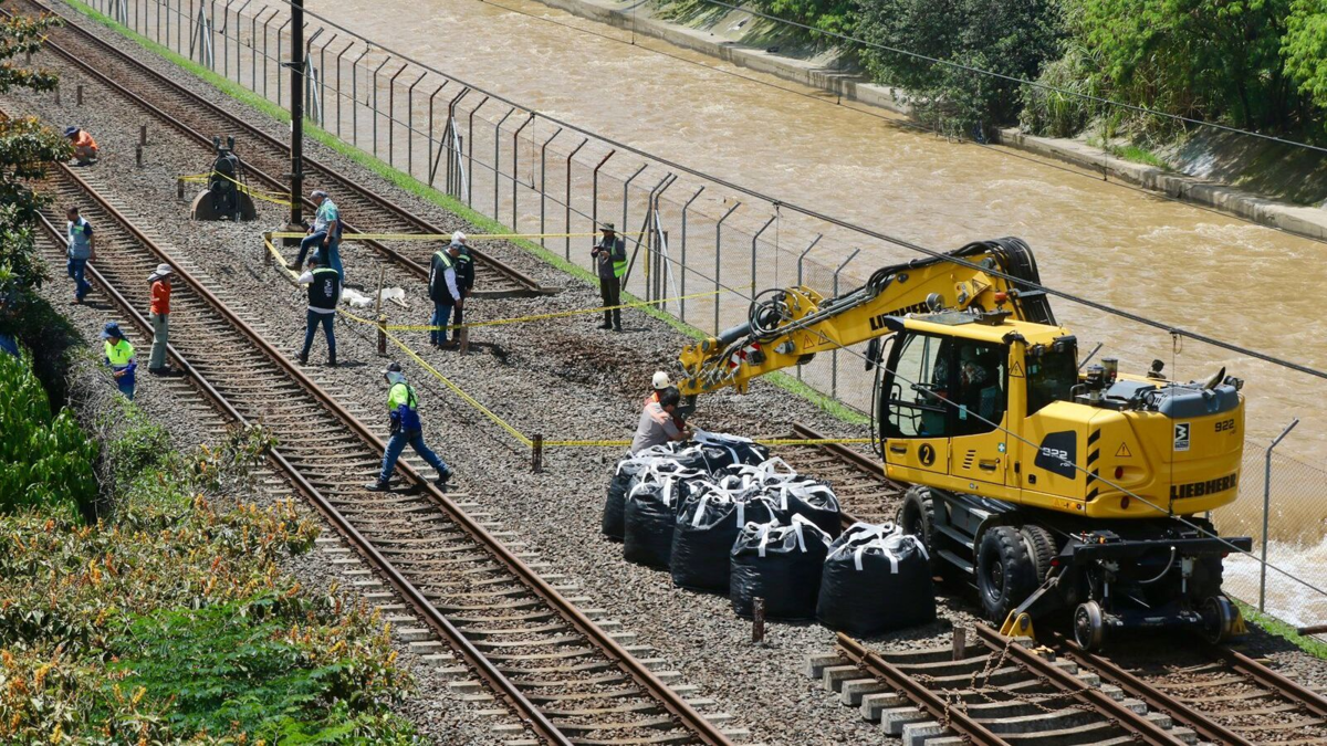 Tiraron 20 toneladas de material al río

 – Primer plano