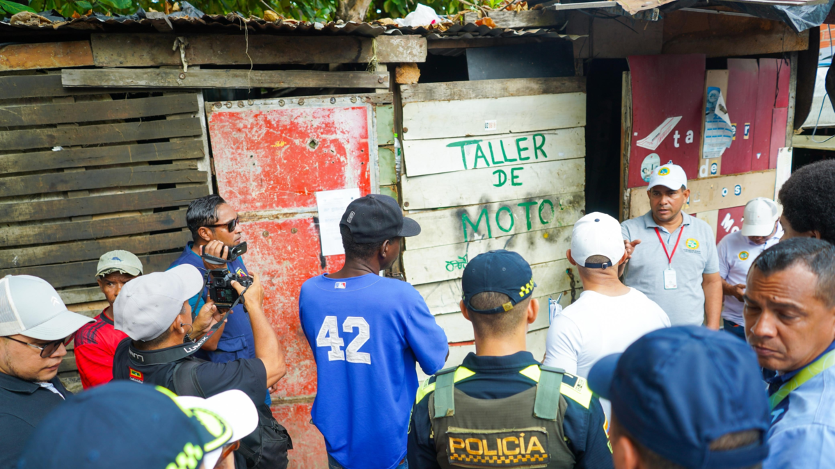 Distrito recupera inmuebles en Chambacú con apoyo del ESMAD para acabar con talleres, comedores y gomerías

 – Primer plano