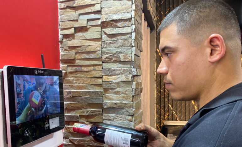 Se trabaja en un plan piloto para colocar etiquetas QR en dispensadores de alcohol para comprobar su legalidad y evitar un “pastilla amarga” para la salud del Valle del Cauca
 – Primer plano