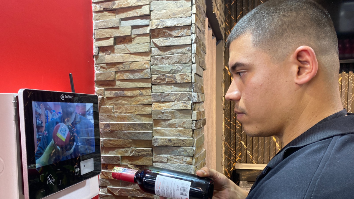 Se trabaja en un plan piloto para colocar etiquetas QR en dispensadores de alcohol para comprobar su legalidad y evitar un “pastilla amarga” para la salud del Valle del Cauca

 – Primer plano