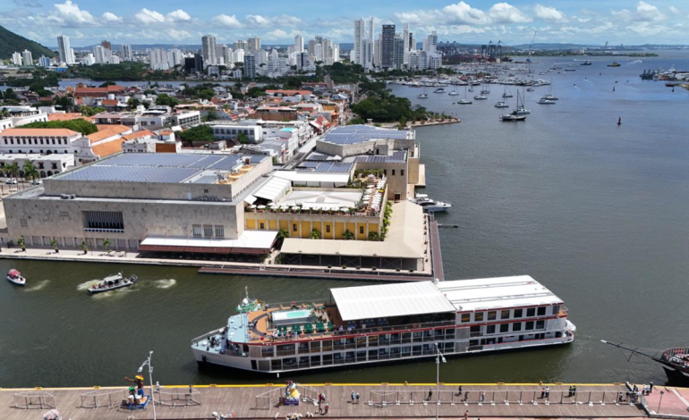 «AmaMelodia» navega en «Magdalena».
 – Primer plano