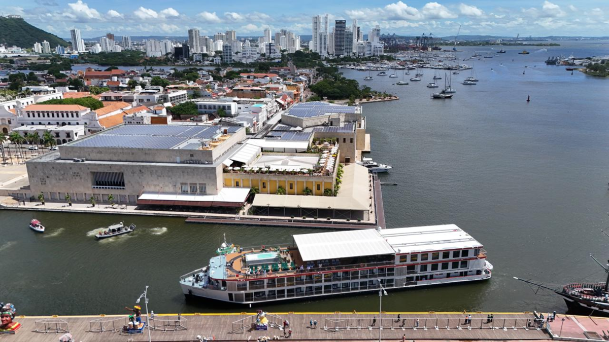 «AmaMelodia» navega en «Magdalena».

 – Primer plano