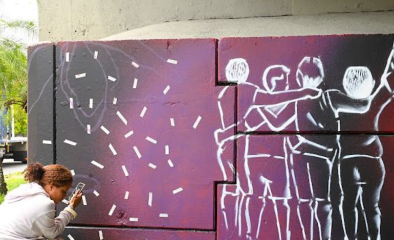 bar América de Cali y la Alcaldía se unieron para pintar el puente con mensajes de paz y de identidad caleña
 – Primer plano