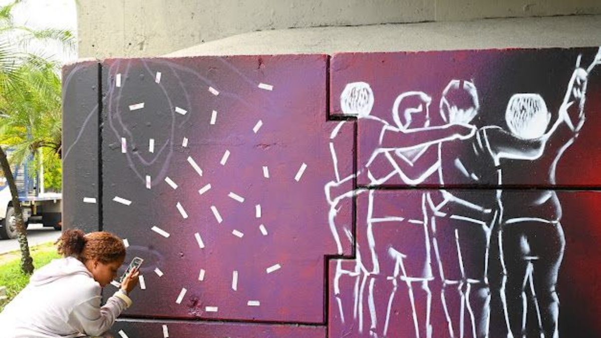 bar América de Cali y la Alcaldía se unieron para pintar el puente con mensajes de paz y de identidad caleña

 – Primer plano