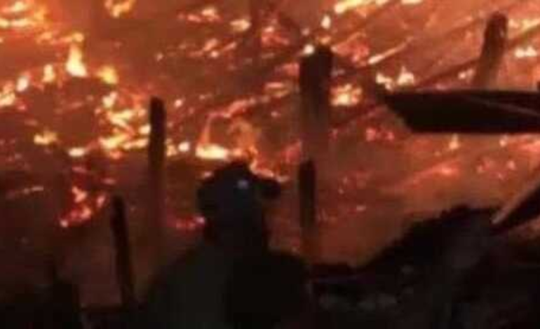 “Las llamas consumieron casa tras casa en medio de total impotencia y los gritos desesperados de sus habitantes”.
 – Primer plano