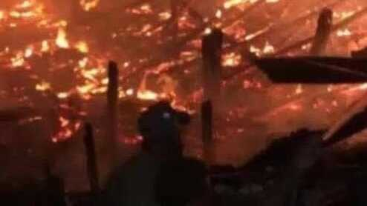 “Las llamas consumieron casa tras casa en medio de total impotencia y los gritos desesperados de sus habitantes”.

 – Primer plano