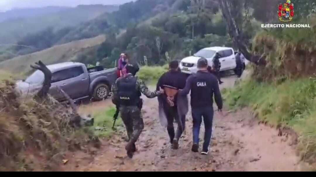 La caída de un peligroso líder disidente, aficionado a las peleas de gallos, que recaudó más de 800 millones de dólares mediante extorsiones en el Tolima

 – Primer plano