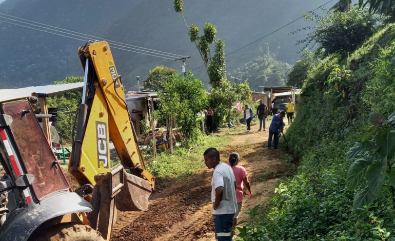 “Caminos Rurales” – programa que además de mejorar vías, brinda oportunidades de desarrollo a comunidades del Valle del Cauca y otras regiones
 – Primer plano