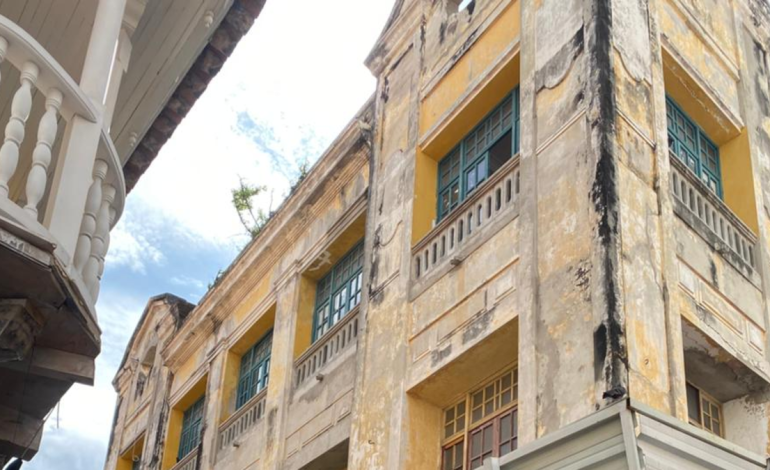 debe ser evacuado y demolido
 – Primer plano