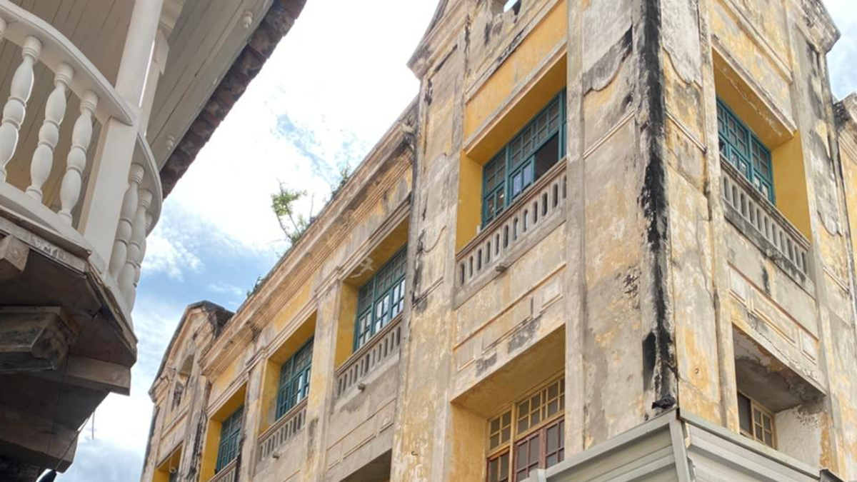 debe ser evacuado y demolido
 – Primer plano